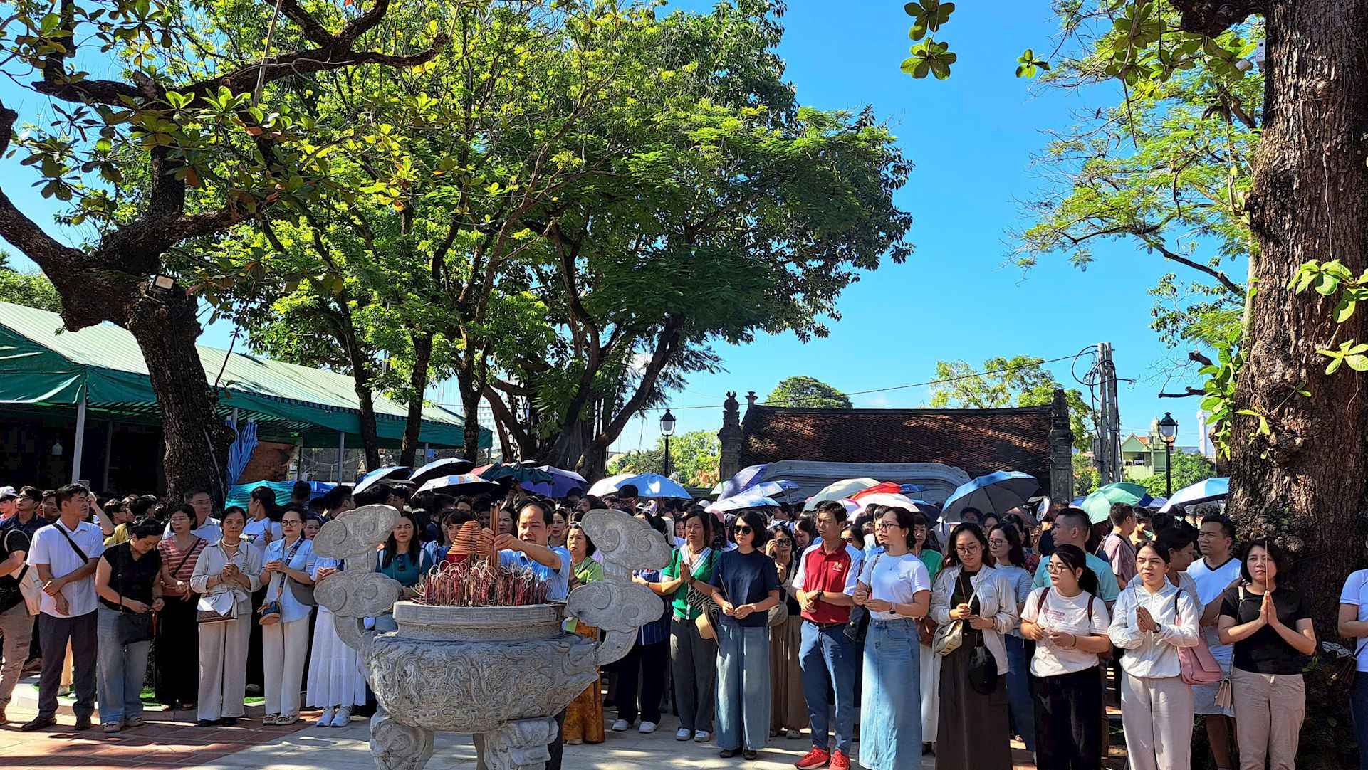 Cán bộ, giáo viên và phụ huynh Trường THPT Thăng Long thành kính dâng hương tưởng nhớ các bậc tiền nhân tại Thái miếu nhà Hậu Lê.